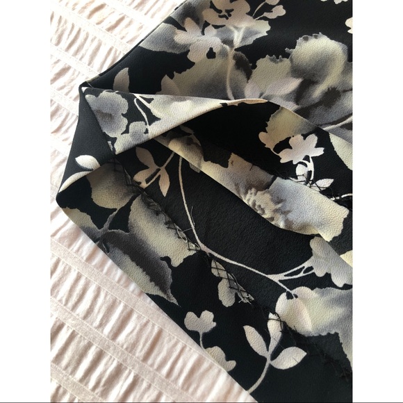 Floral A-Line Flowy Skirt w Closing Button & Zip - Picture 8 of 11